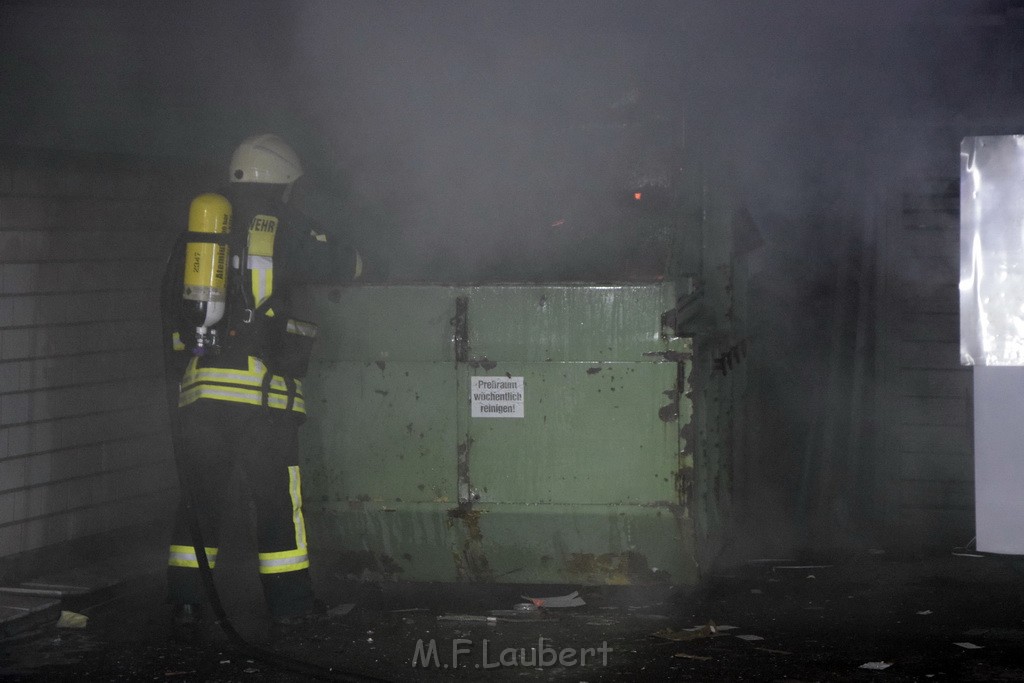 Feuer Papp Presscontainer Koeln Hoehenberg Bochumerstr P048.JPG - Miklos Laubert